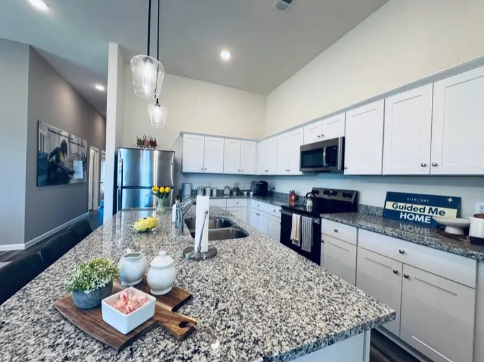 Houses for sale in different locations (HOUSTON, MAGNOLIA, CONROE, MONTGOMERY...) — Houses