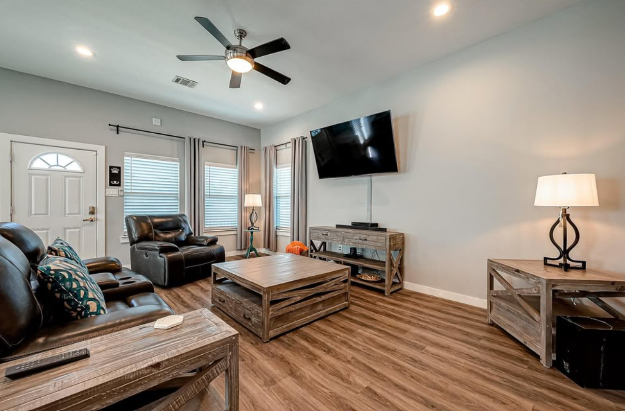 Beautiful home by P&K Builders steps away from the serene Galveston Bay Houston - Houses in Houston - Image 2 of 5