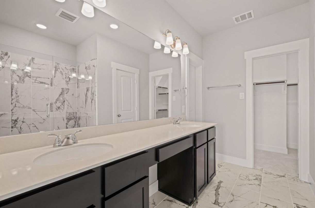 🔥 HUGE PRICE DROP – MOVE-IN READY! 🔥 Why wait to build when you can move right in? - Houses in Tomball - 이미지 5 of 5