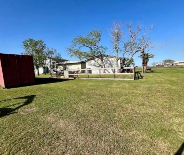 PRICE REDUCED TO ONLY $160,000 -TEXAS COUNTRY LIVING WITH RIVER VIEWS! 🌿🏡 - Houses in Brazoria - Image 3 of 10