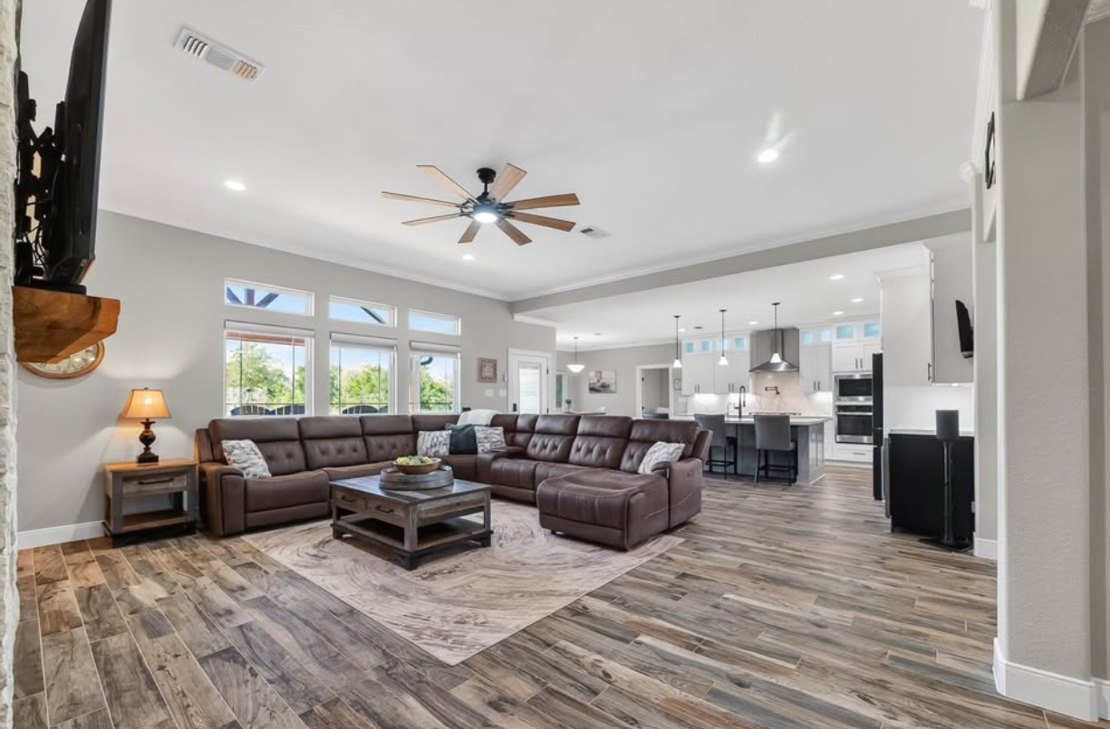 Stunning custom home with modern elegance and thoughtful upgrades - Houses in Santa Fe - Image 3 of 5