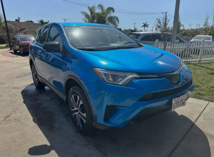 Selling my 2018 Toyota RAV4 LE in Garden Grove - Cars in Garden Grove - รูปภาพ 2 of 8