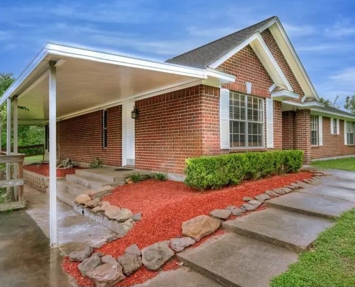 spacious home for sale in Angleton in Angleton — Houses
