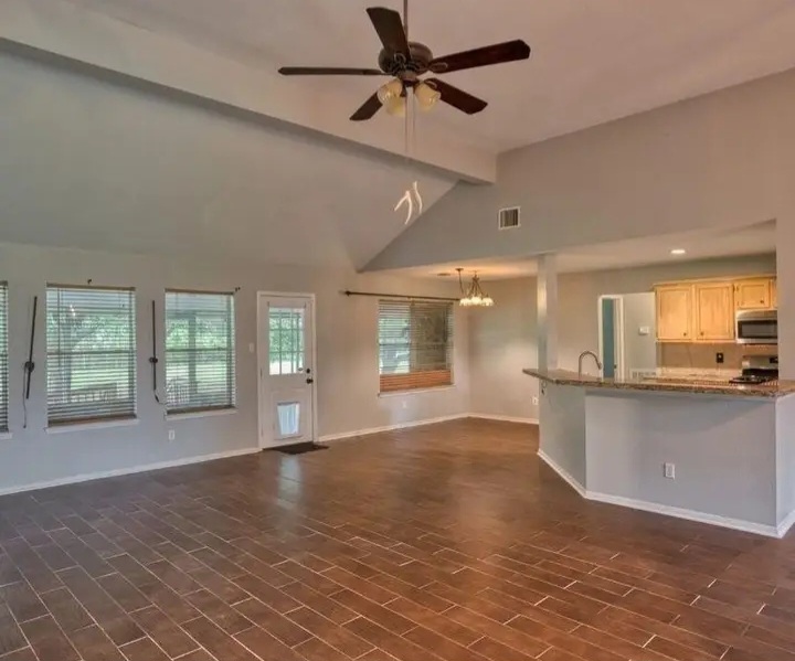 spacious home for sale in Angleton - Houses in Angleton - Bild 10 of 10