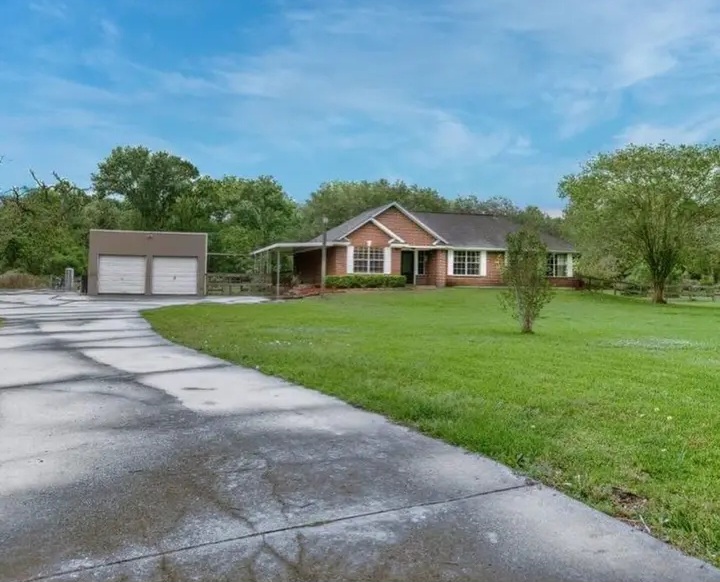 spacious home for sale in Angleton - Houses in Angleton - Bild 2 of 10