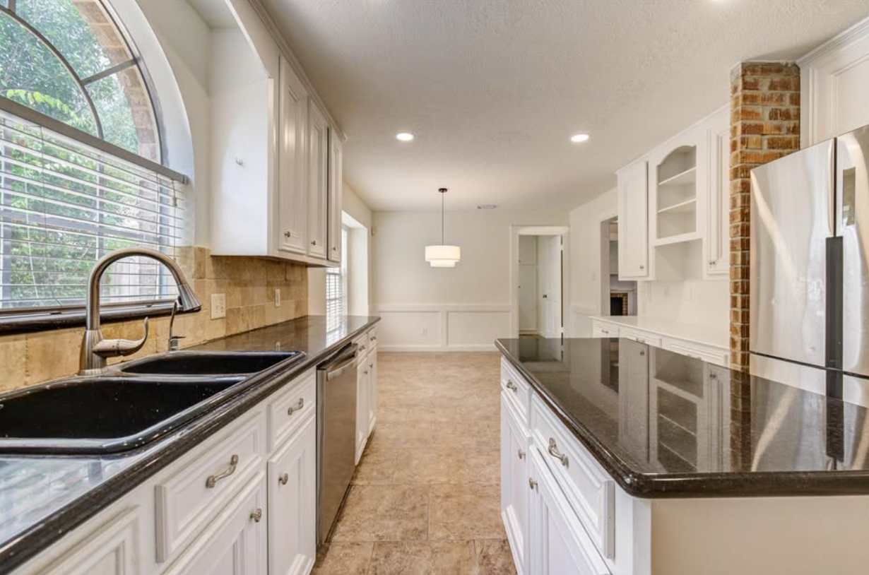 Move-in ready family home with sparkling pool - Houses in Houston - Image 4 of 5