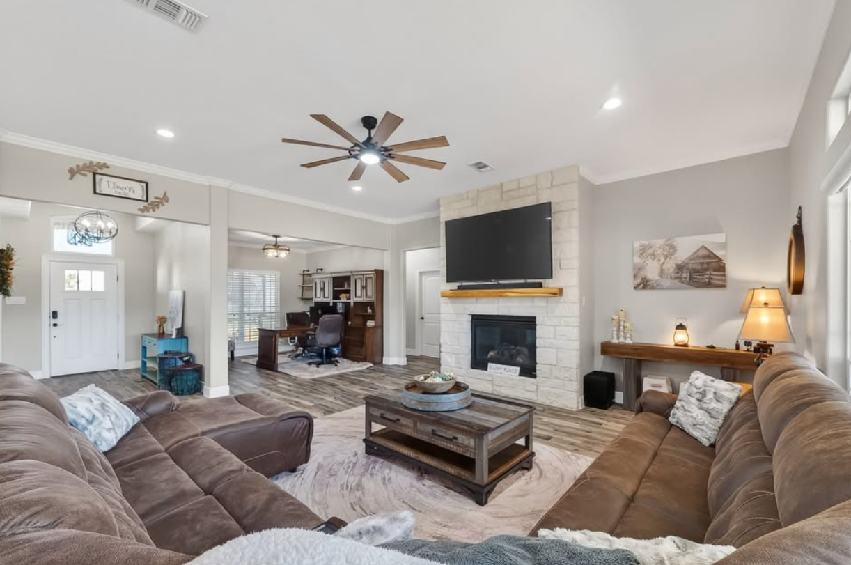 Stunning custom home with modern elegance and thoughtful upgrades - Houses in Santa Fe - Image 2 of 5