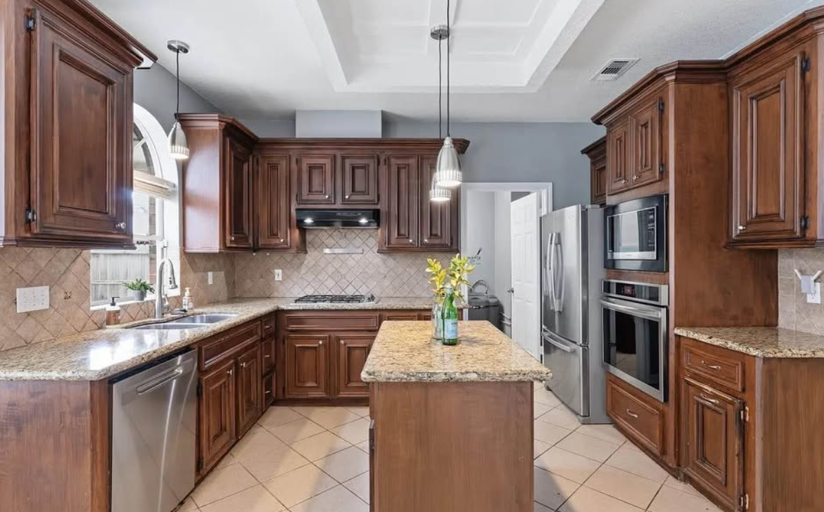 Big house for sale in  Gatesden Dr, Tomball - Houses in Tomball - Image 5 of 5