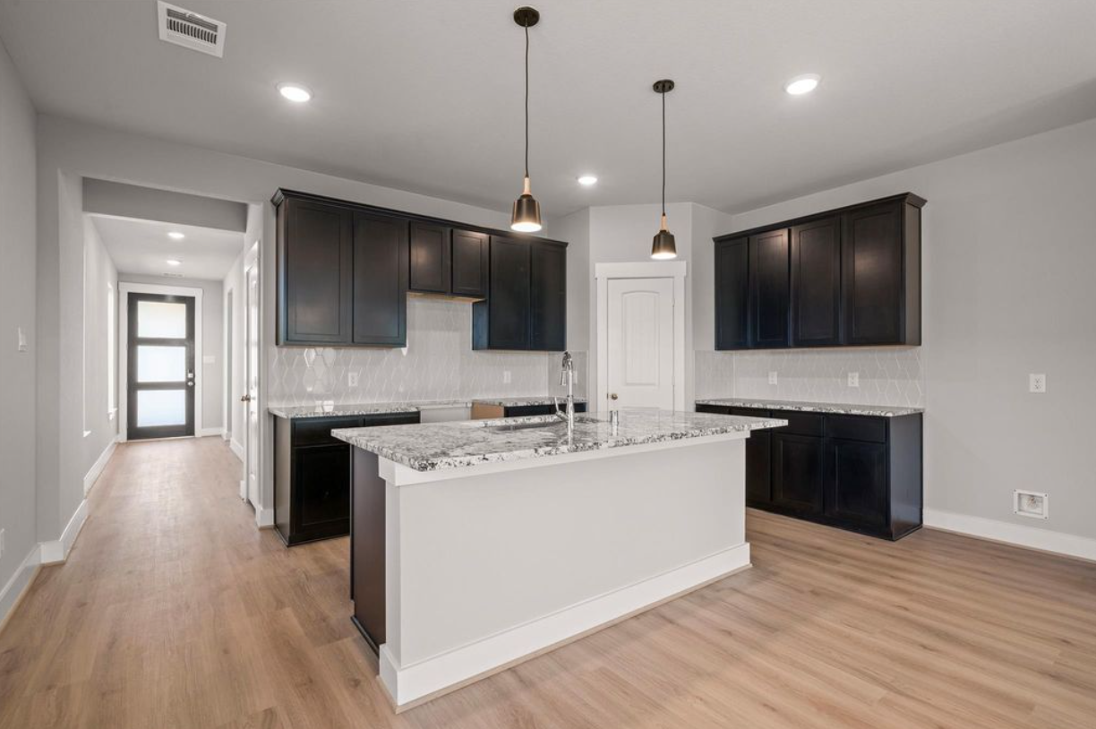 🔥 HUGE PRICE DROP – MOVE-IN READY! 🔥 Why wait to build when you can move right in? - Houses in Tomball - 이미지 2 of 5